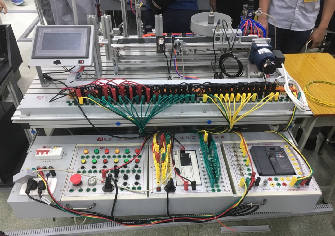 喜讯 我校师生参加机电一体化设备组装与调试项目竞赛刷新历史最好成绩